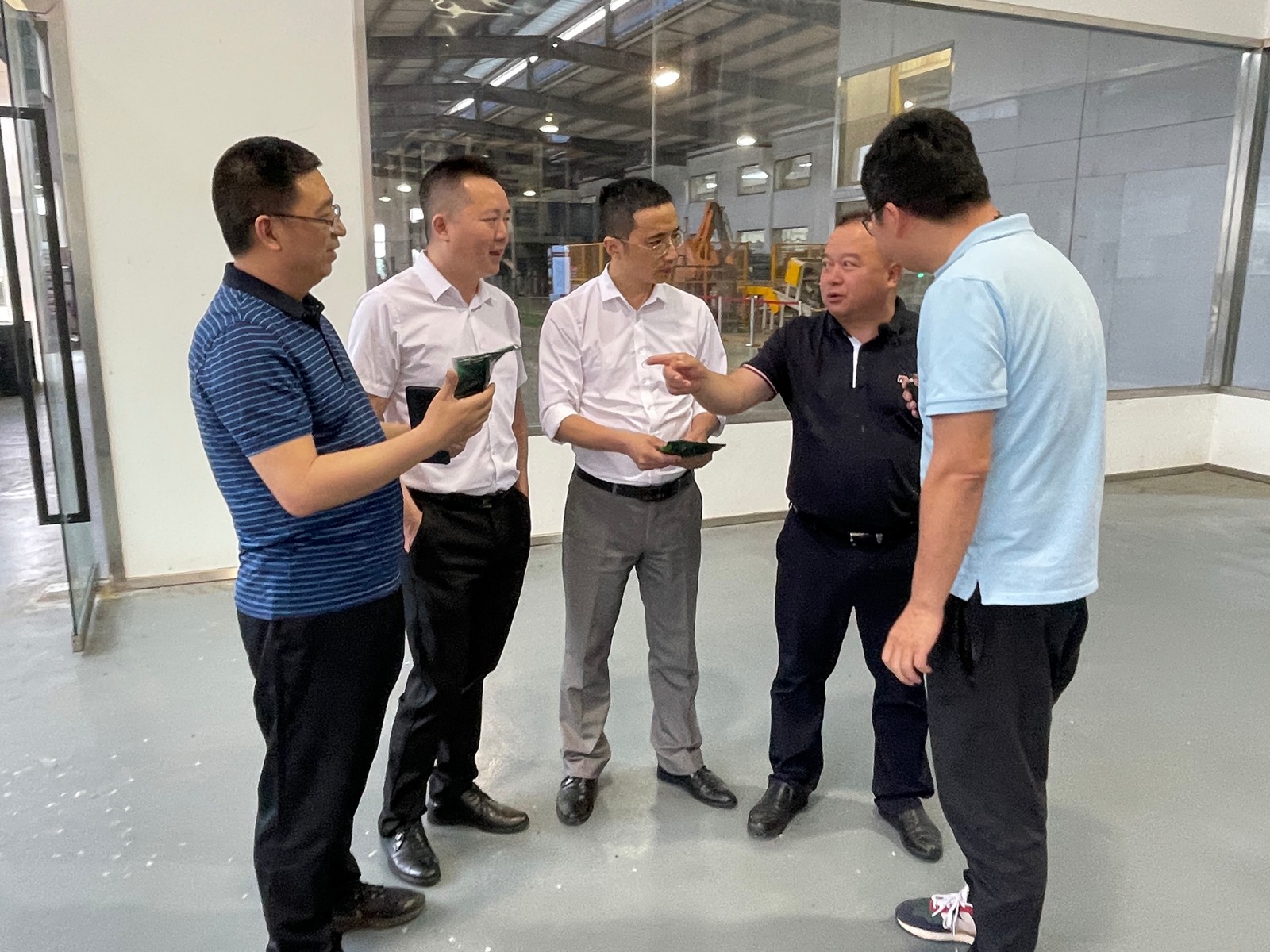重庆市万州区国资委主任张川一行赴重庆农神集团洽谈合作并参观其分